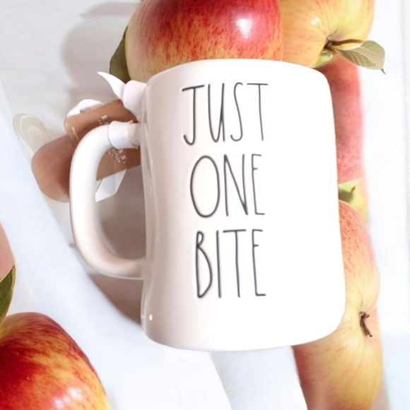 Rae Dunn x Disney | Snow White 24oz Mug - Picture 3 of 4